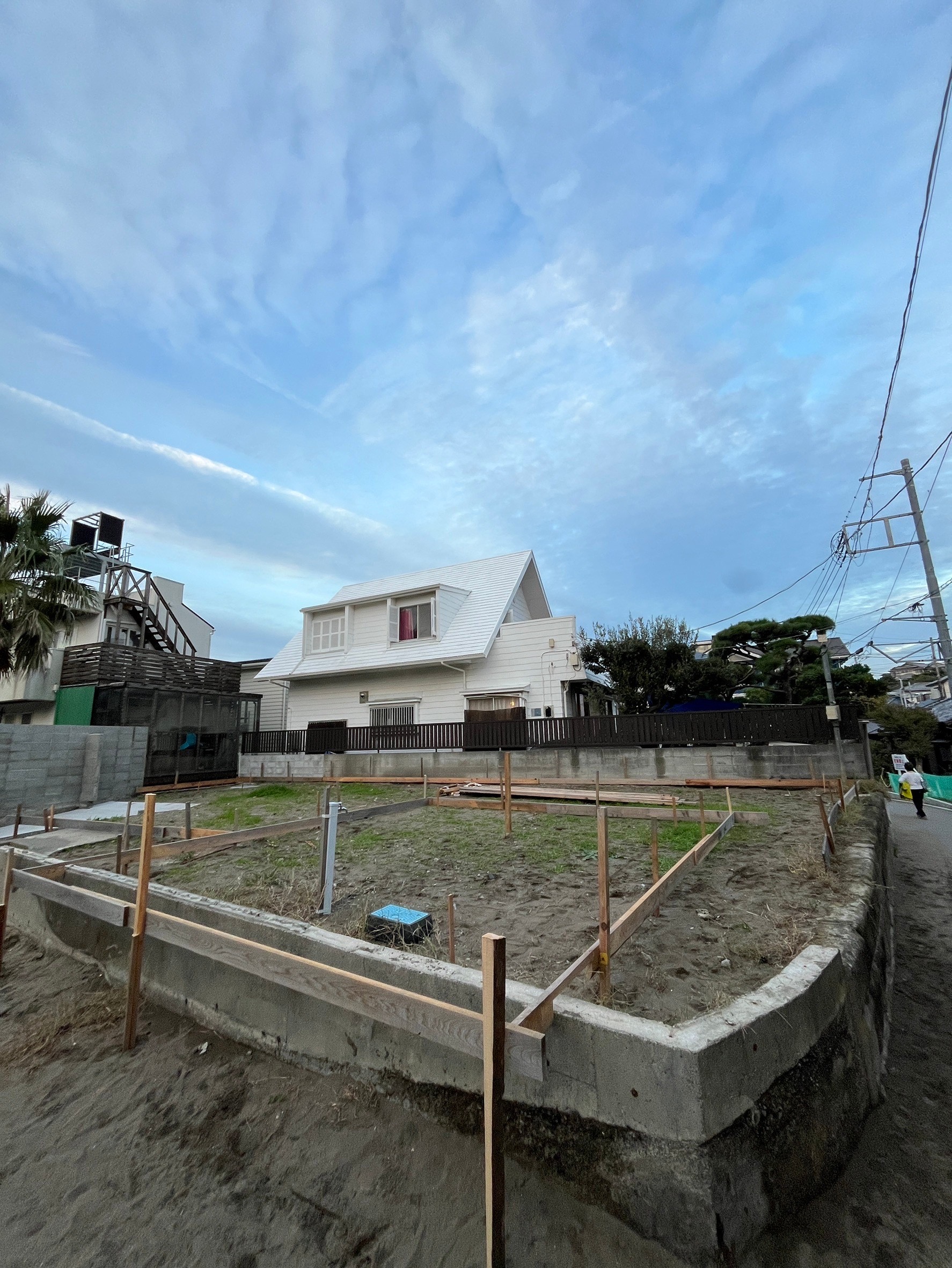 工程01 遣り方。水杭と水貫で建物の位置と高さの基準を出す