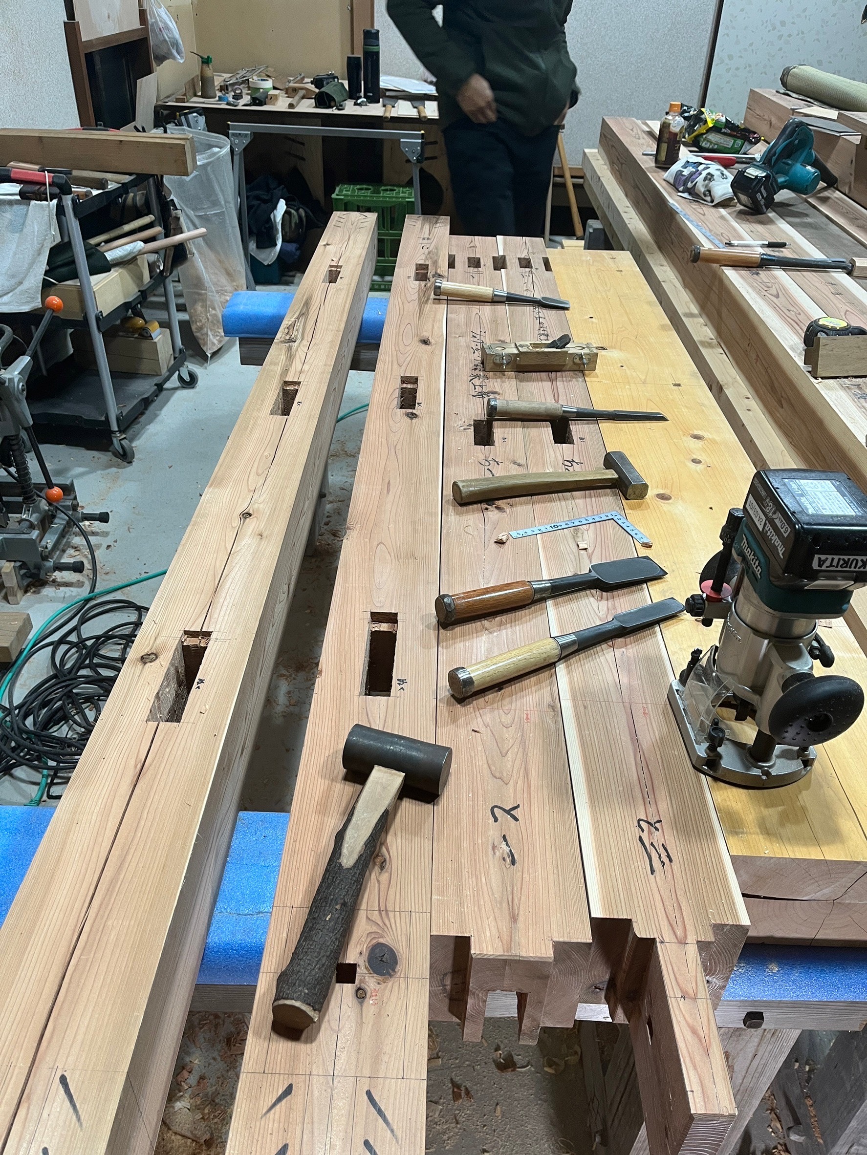 工程06 刻み。墨に沿って手道具で木材を加工する