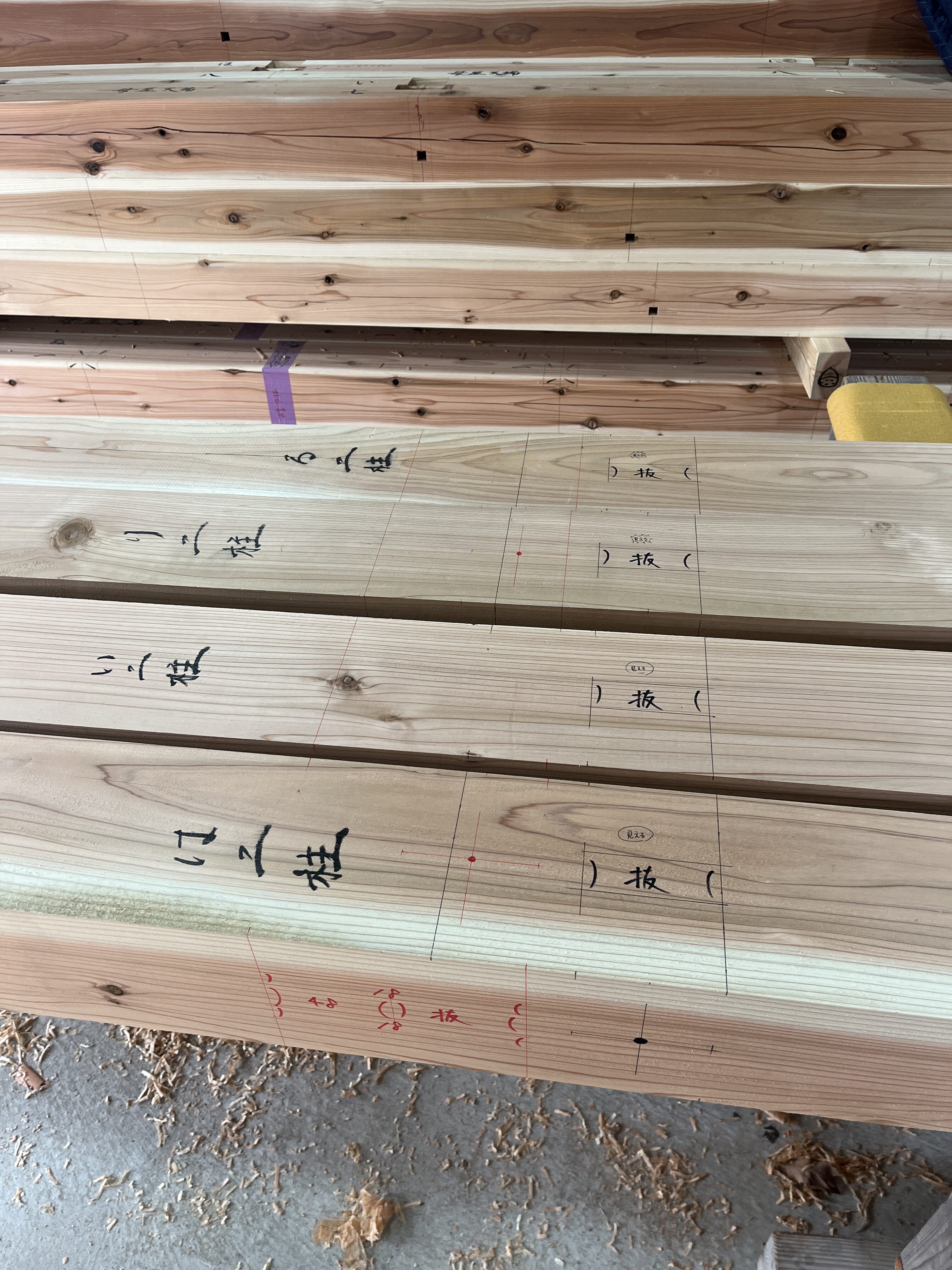 工程06 墨付け。加工の基準線を墨付けした木材