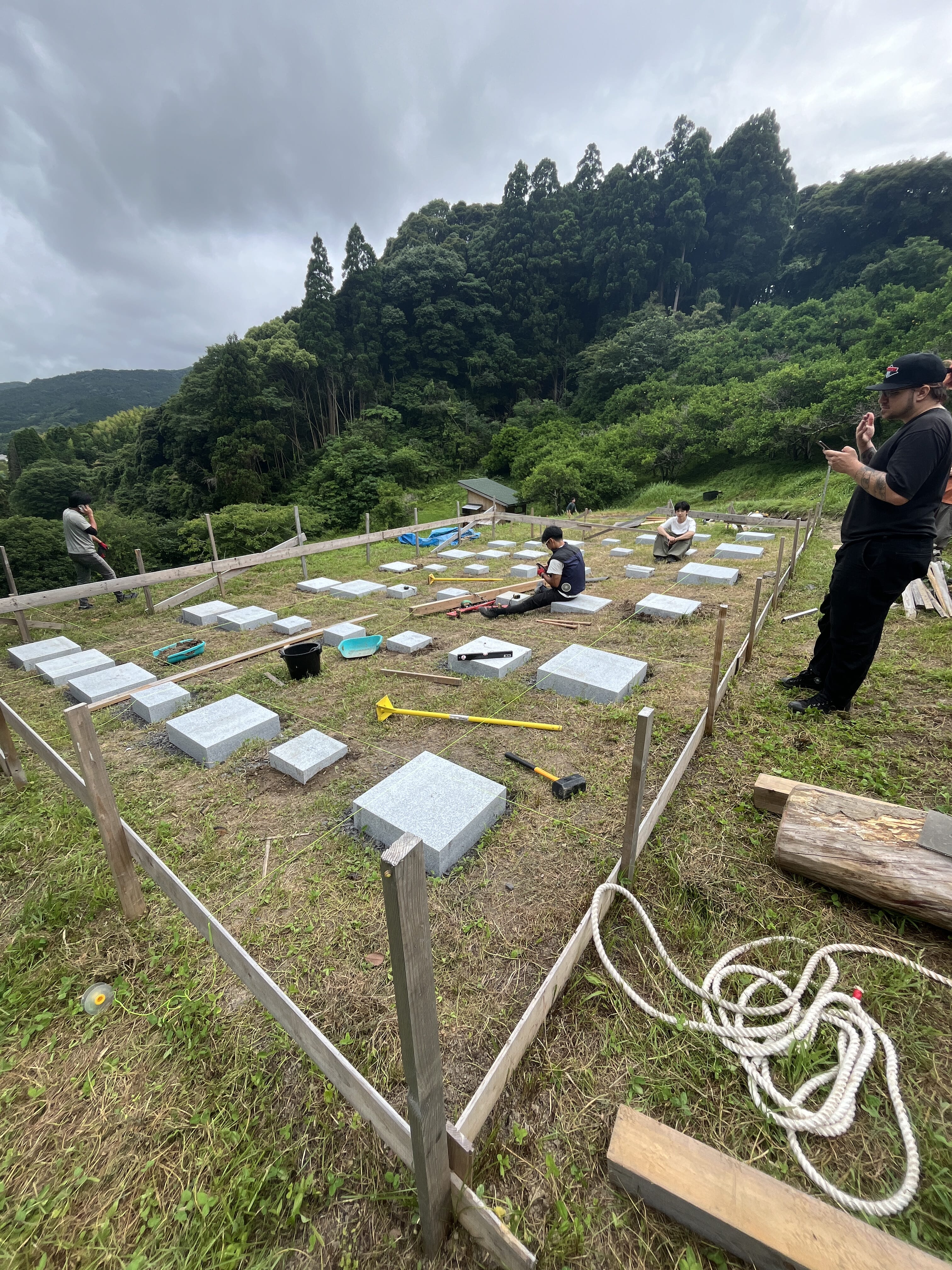 工程04 地業（礎石据え）。柱を受ける礎石を据える